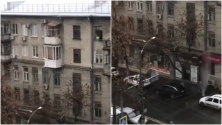 День холодного Нептуна. Житель центра Саратова обливает прохожих водой