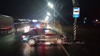 На Усть-Курдюмской водитель "Фольксвагена" затормозил в столб