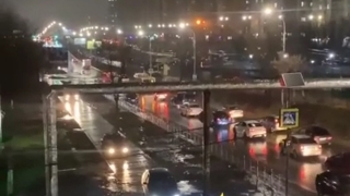 В Солнечном водители объезжают "речку Антоновку" по тротуару