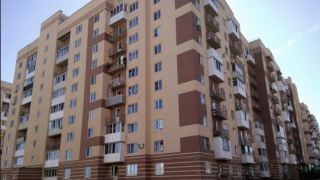 В Солнечном-2 при падении с высоты погибла женщина