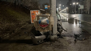 На Шехурдина иномарка протаранила столб. Пострадали два человека