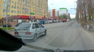 Очевидец: автохам на "четырнадцатой" проехал на "красный" перед пешеходом