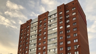 В Солнечном-2 при падении из 14-этажного дома погибла женщина