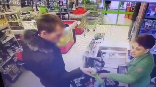 Житель Заводского района нашел чужую карту и пошел за покупками. Видео