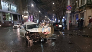На перекрестке в центре Саратова пострадали два водителя и пассажирка