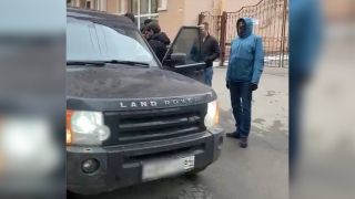С погоней и стрельбой. Под окнами Волжского райсуда пресекли передачу денег