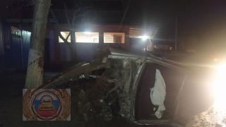 Ночью "Форд" въехал в кирпичный забор и отлетел в дерево