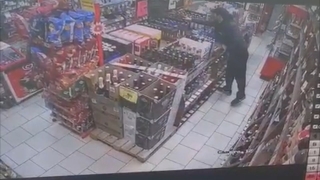 Саратовец унес в штанах две бутылки виски и выпил до задержания