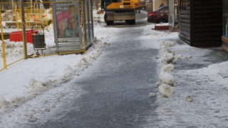 "Вставайте на коньки". Саратовцы возмущены нечищеными тротуарами