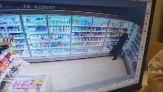 Саратовец украл в "Пятерочке" 25 упаковок сыра и продал на остановке. Видео