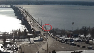 В Саратове с моста в Волгу упал человек. Его ищут спасатели