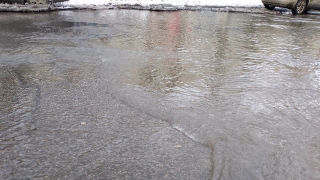 "Это длится годами". На Крымской вода затопила проход к больницам и школе