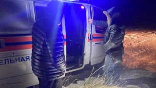 Под Ершовом спасателям пришлось вызволять увязших в заснеженном поле граждан