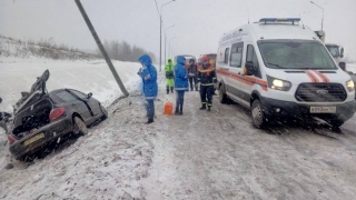 На заснеженной трассе "Пежо" влетел в столб. Есть пострадавшие