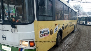 В центре Саратова 11-й автобус сбил женщину
