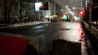Понедельник начинается в заторах. Перекресток в центре Саратова все еще закрыт