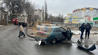 В Саратове дорогу не поделили грузовик и "десятка". Пострадала женщина