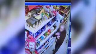 На проспекте Столыпина судимый парень украл несколько десятков шоколадок. Видео