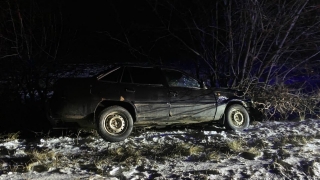 "Нексия" улетела с дороги в дерево. Водитель и пассажирка в больнице