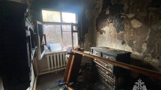 Зажгла свечи: пожарные вывели бабушку из горящей квартиры