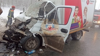 На СКАД столкнулись самосвал и "Газель". Молодой водитель в больнице