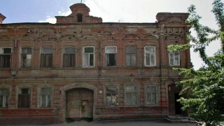 В Саратове четыре аварийных дома снесут, один обещают реконструировать