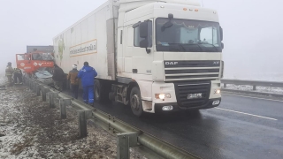 На саратовской трассе иномарку расплющило между двумя большегрузами