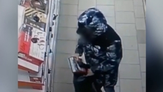 В Саратове магазинный вор унес наушники и гайковерт. Видео