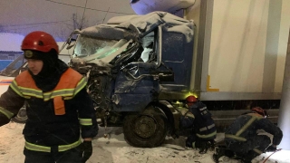 В Кировском районе грузовик затормозил в столб