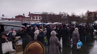 Сотни саратовцев стоят в очередях за яйцами на Театральной площади