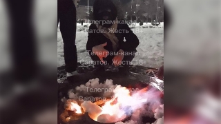 В Саратове подростки забросали снегом Вечный огонь. Начата проверка