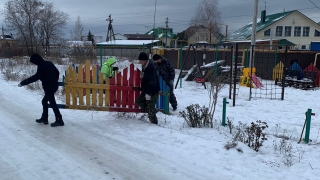 Со второй попытки снесена построенная саратовцами детская площадка