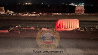 В Саратове "семерка" разметала ограждения на трассе. В больнице две пассажирки