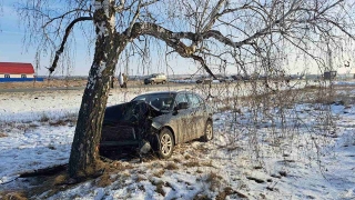 После встречи с "пятеркой" китайский кроссовер въехал в дерево