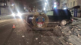 Ночью на перекрестке в центре Саратова пострадал один из водителей