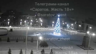 Любитель дрифта устроил гонку вокруг елки на Театральной площади