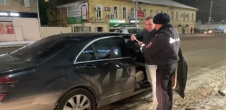 Вокруг елки. Гонщиком с Театральной площади оказался молодой водитель "Мерседеса"