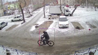 Зашел погреться в подъезд и уехал на чужом велосипеде. Видео из Энгельса