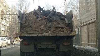 Очевидцы: в Саратове грузовик по пути терял кирпичи