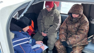 Запрет выхода на лед Волги. На шестерых рыбаков составили протоколы