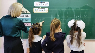 В этом году быстрее всего зарплаты росли у педагогов и госслужащих