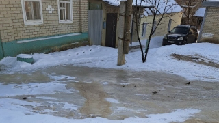Жители Волжского района: машины в гору не едут, двери приходится снимать с петель