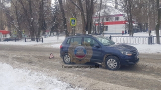 В центре Саратова кроссовер сбил на переходе женщину