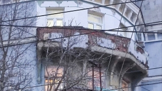 Со "сталинки" в центре Саратова продолжает падать штукатурка