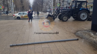 В Саратове на пешеходной зоне трактор врезался в столб, а тот зашиб женщину