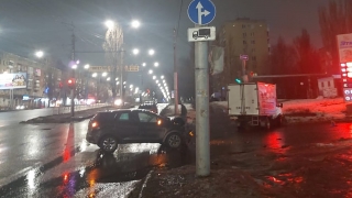 В Саратове иномарка не поделила перекресток с грузовой "Газелью"