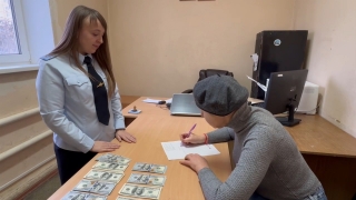 В Саратове курьер мошенников принес в полицию 12 300 долларов пенсионерки