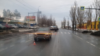 В Заводском районе "Нива" сбила пешехода и врезалась в Land Rover