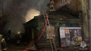 В центре Саратова пожарные тушат двухэтажный дом