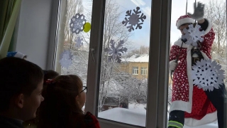 Новый год. Спасатели спустились к детям с крыши саратовской школы